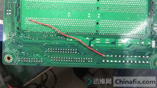 从VCC3飞到了内存槽的236脚