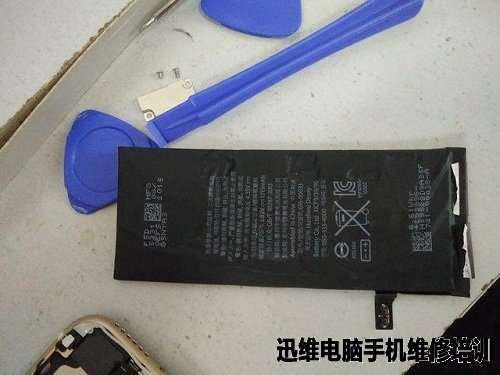 iPhone6电量至40%自动关机拆机换电池过程如下：
