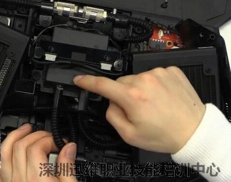 十公斤七万元的水冷笔记本-
