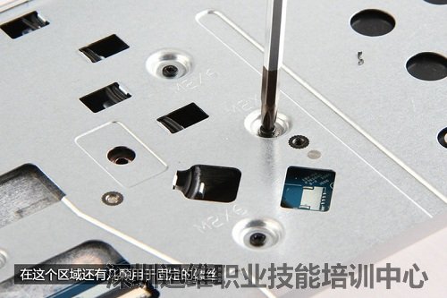 拧下固定螺丝