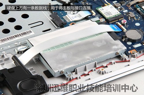 机械硬盘上方的数据线