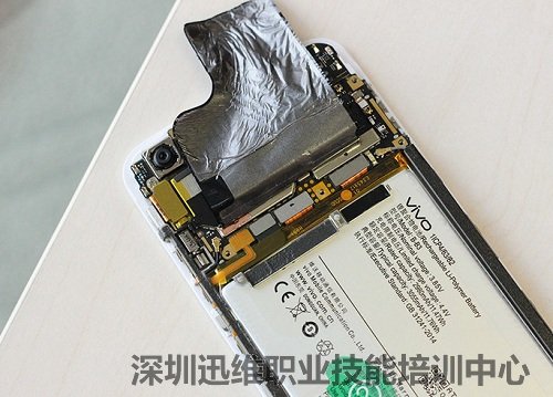 掀开主板、电池表面覆盖的石墨导热层