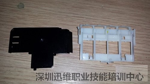 拿下后面的白色座板和侧面的压线板