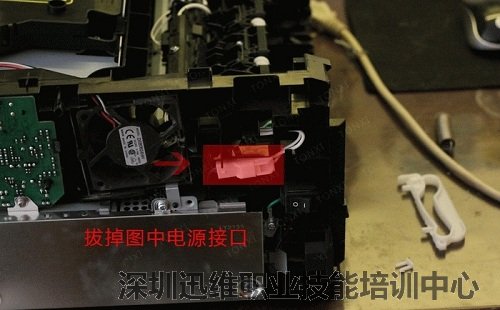 拿掉两边的螺丝，在左侧面拔掉通电插头