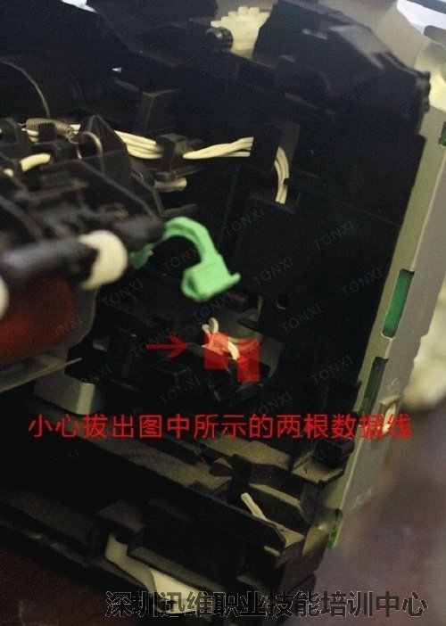 在右边内测小心拔掉2根数据线， 然后向自己方向拉出定影组件