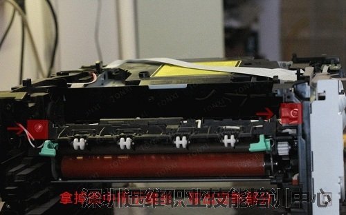 拿掉图中所示的螺丝，向后取出定影部分