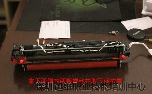 取下此处两颗螺丝，拿下护盖