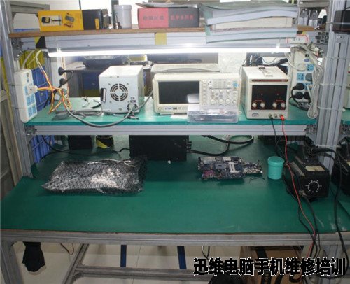 每张课桌均安装有高亮LED，确保看清每一个元件