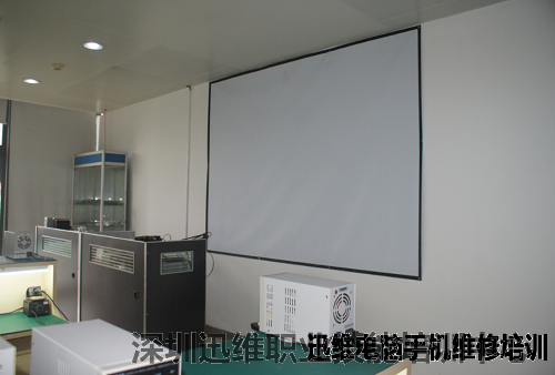 每个教室配备投影仪、空调、排风机等设施