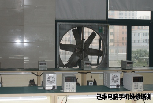 工作台配备了风枪和烙铁，人手一台