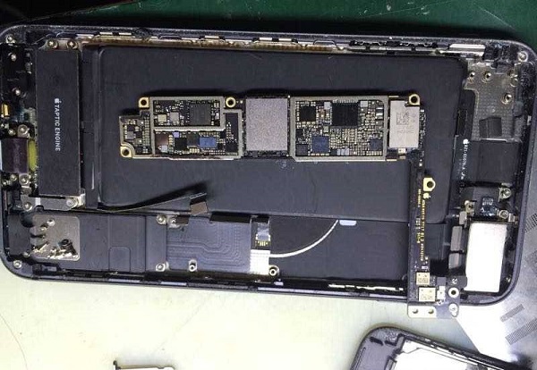 iPhone 8 Plus手机进水阴阳屏无基带故障维修