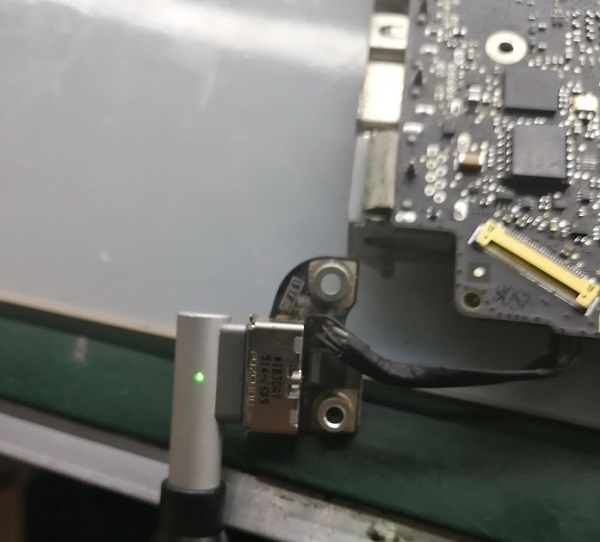 MacBook A1278不充电，电源指示灯不亮维修
