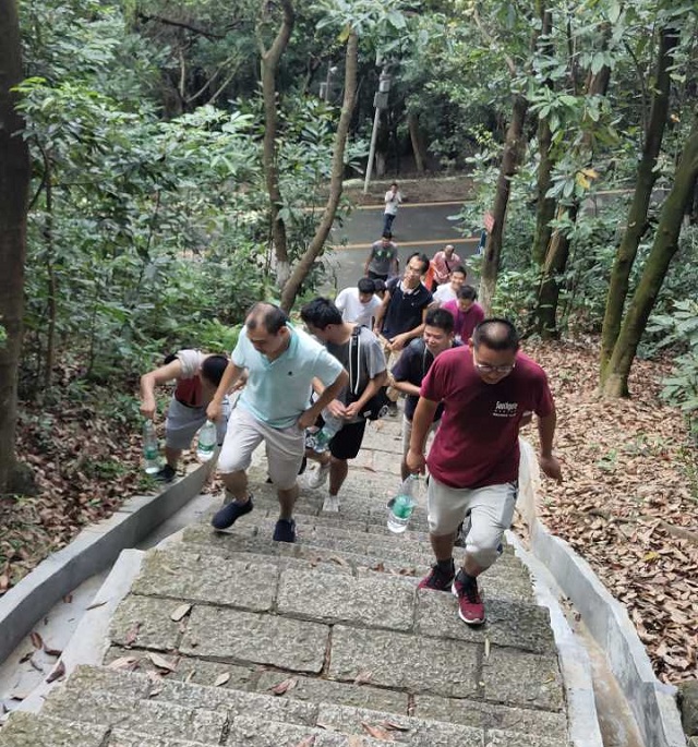 迅维实地手机维修班培训学员凤凰山游玩