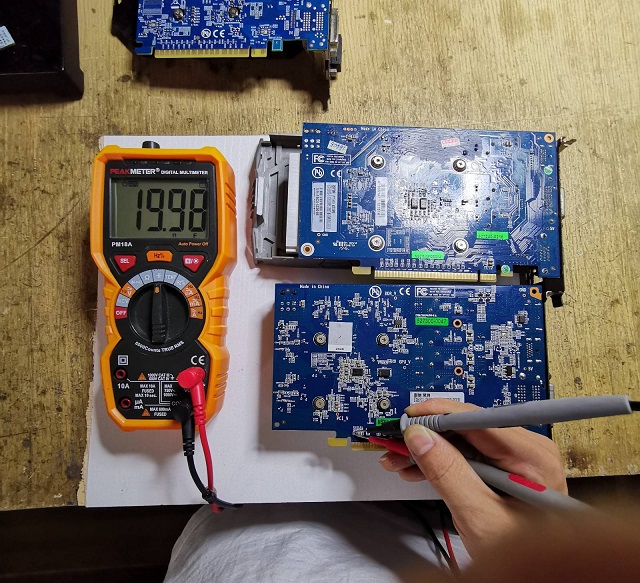 影驰GTX650黑将版测试卡可以亮普通主板不亮维修