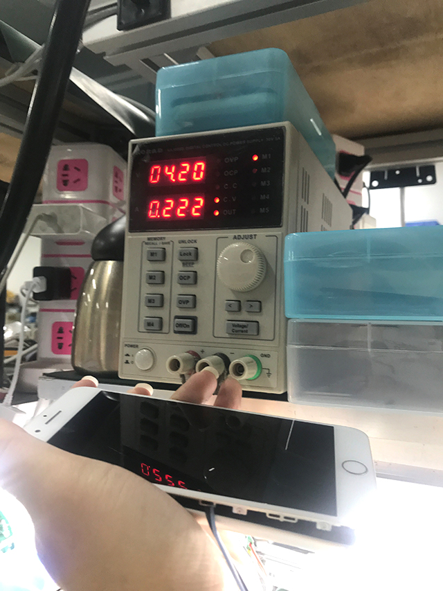 iPhone 8Plus手机开机不显示充电，关机充电很慢维修 图2