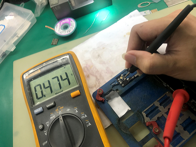 iPhone 8Plus手机开机不显示充电，关机充电很慢维修 图6