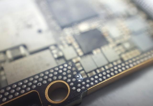 iPhoneX手机进水不开机，下层主供电漏电，免拆中框另类维修 图1