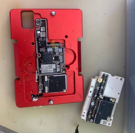 iPhoneX手机亮白苹果重启进不了系统维修 图3